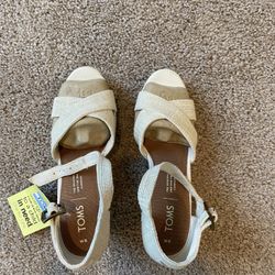 NEW: TOMS wedges. Size 6. 