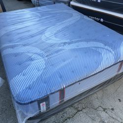 Sealy Mattress For Sale.     Sealy Posturepedic pro  14" Firm Tight Top King Mattress.  