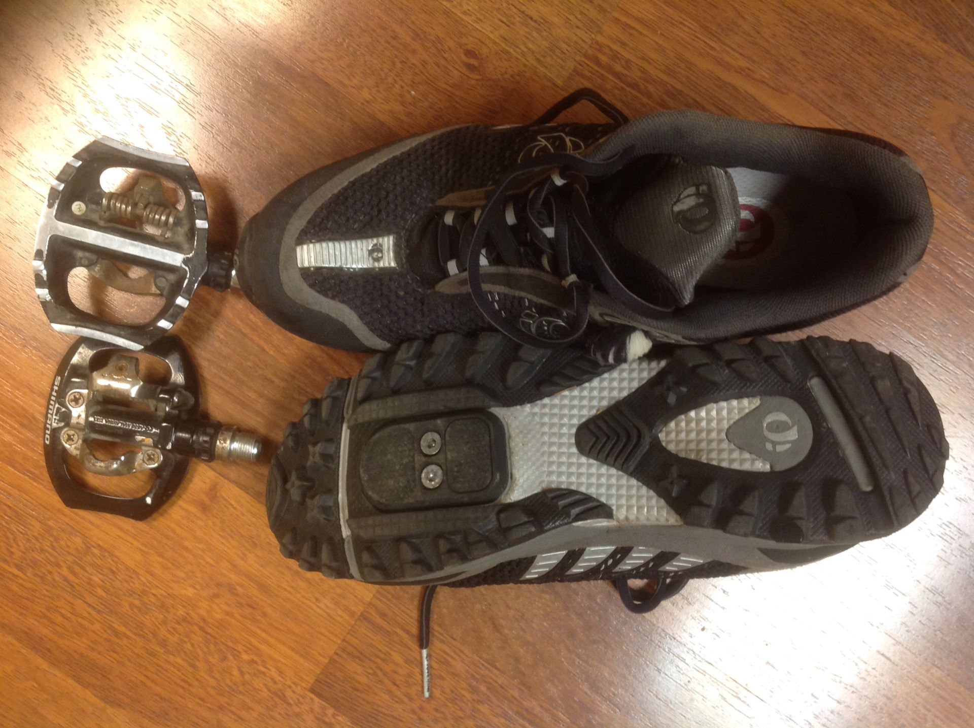 Pearl Izumi size 10 men's bike shoes with clips and pedals