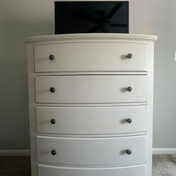 Raymour & Flanigan 5-Drawer Dresser – Great Condition 