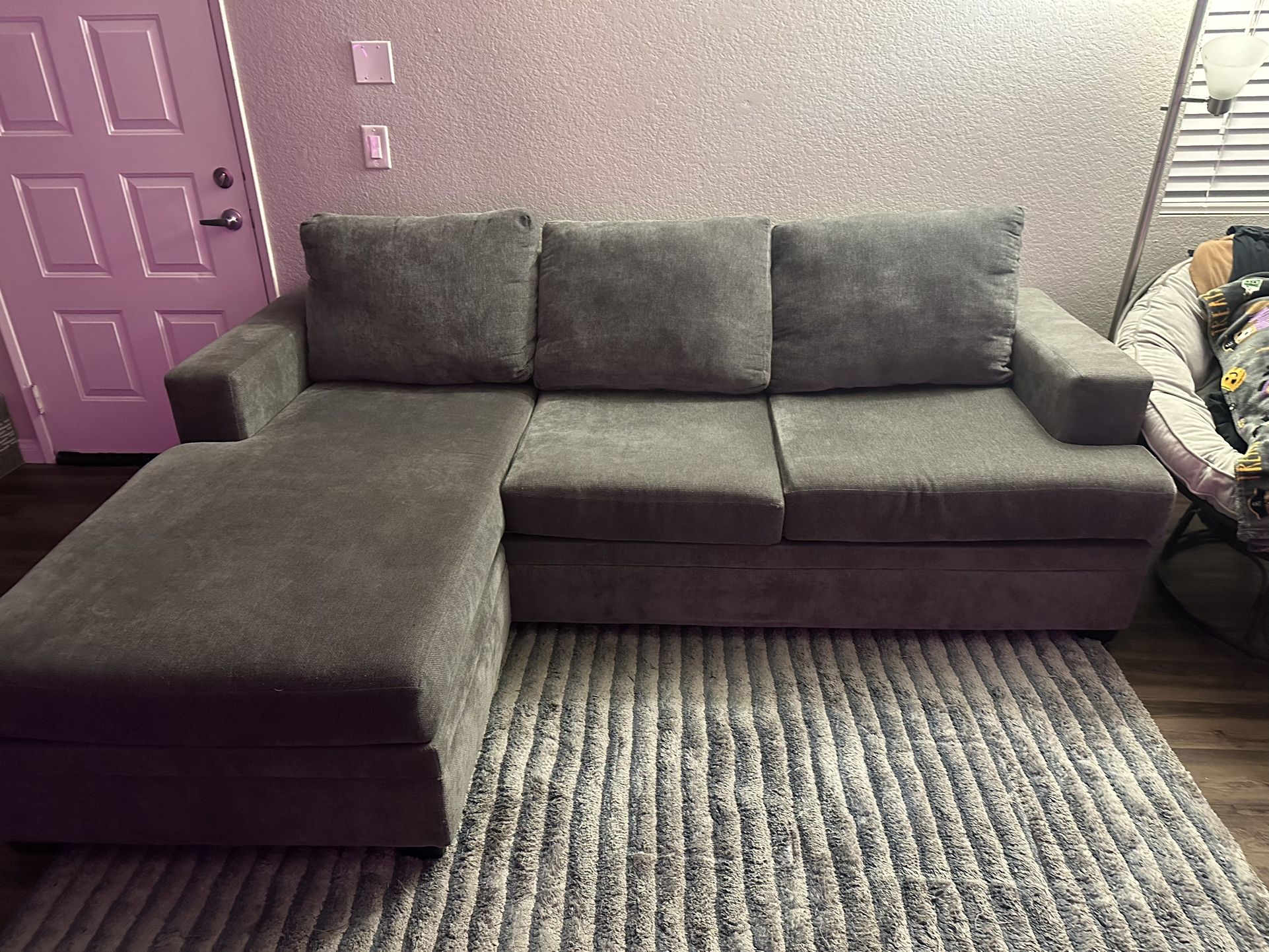 Bonaterra Couch w Reversible Chaise And Pull Out