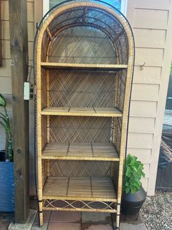 Estante de madera y están