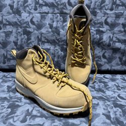 Nike Manoa Men's Leather Hiking Boot - Haystack/Haystack Velvet Brown, size 11  The Nike Manoa Men's Leather Hiking Boots in Haystack/Haystack Velvet 