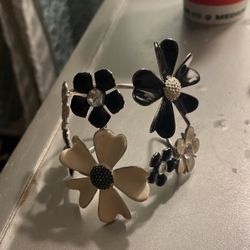 Bracelet Black And Beige Flowers With DiamondsCustom jewelry