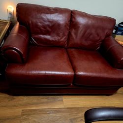 ITALIAN  LEATHER  LOVESEAT, RICH BURGUNDY BROWNISH COLOR