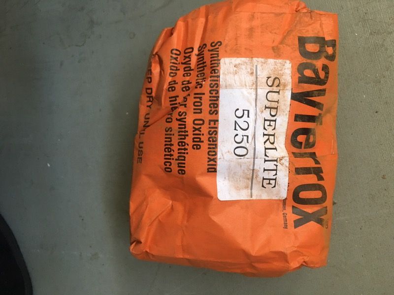 5 bolsas de pintura en polvo para dar color al cemento en la Home Depot cuesta 15 dólares cada una, pido $40 por las 5 bolsas son cómo 25 libras por