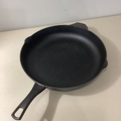 Cast Iron Skillet by Calphalon Heavy Duty Pre-seasoned Fry Pan 12” searing frying READ!