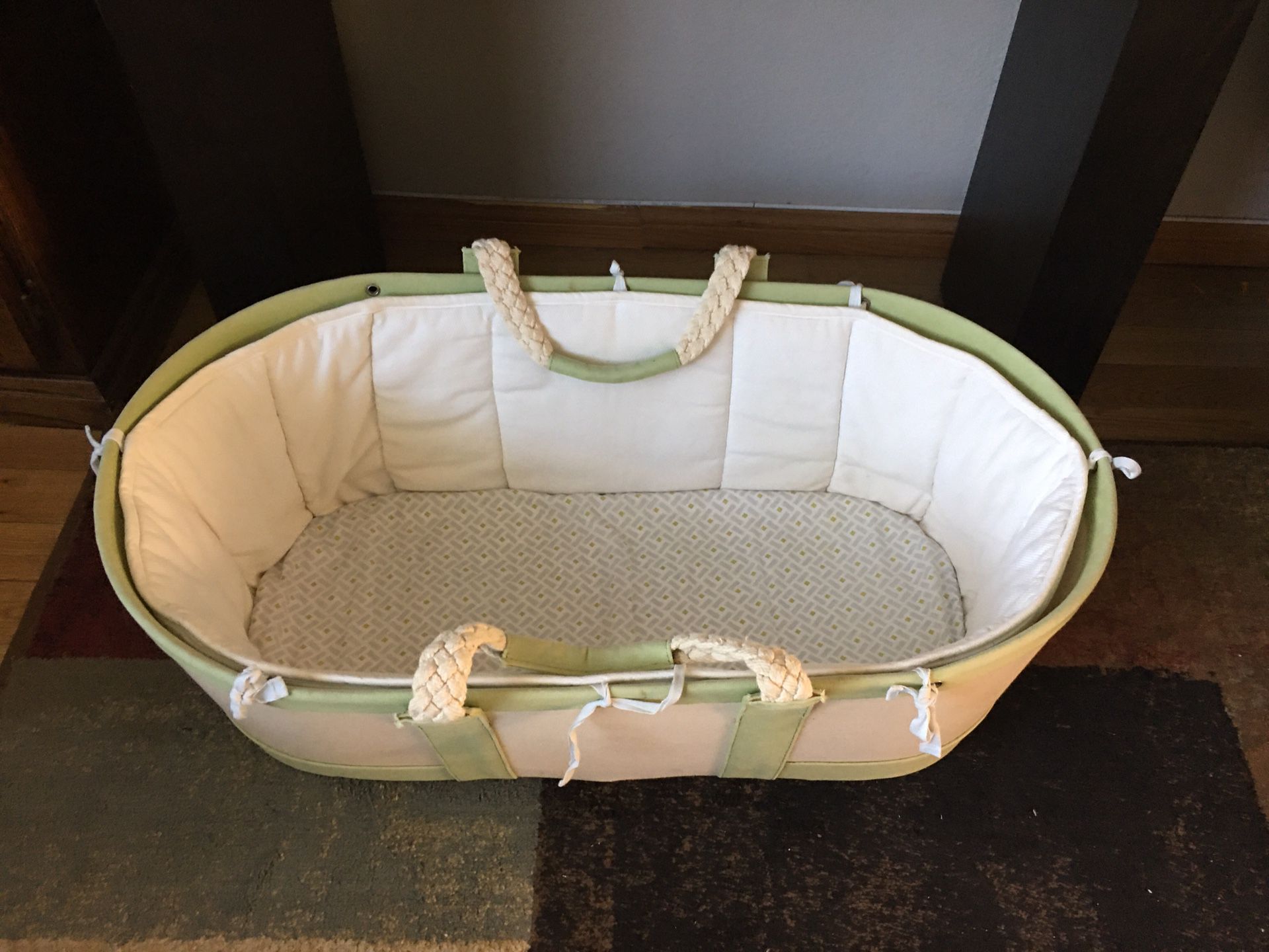 Serna & Lily  Great Condition Moses basket 