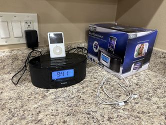 iPod 80 GB with Charger And Excellent Condition Speaker By Home docs With Alarm Clock And Relaxing Sounds
