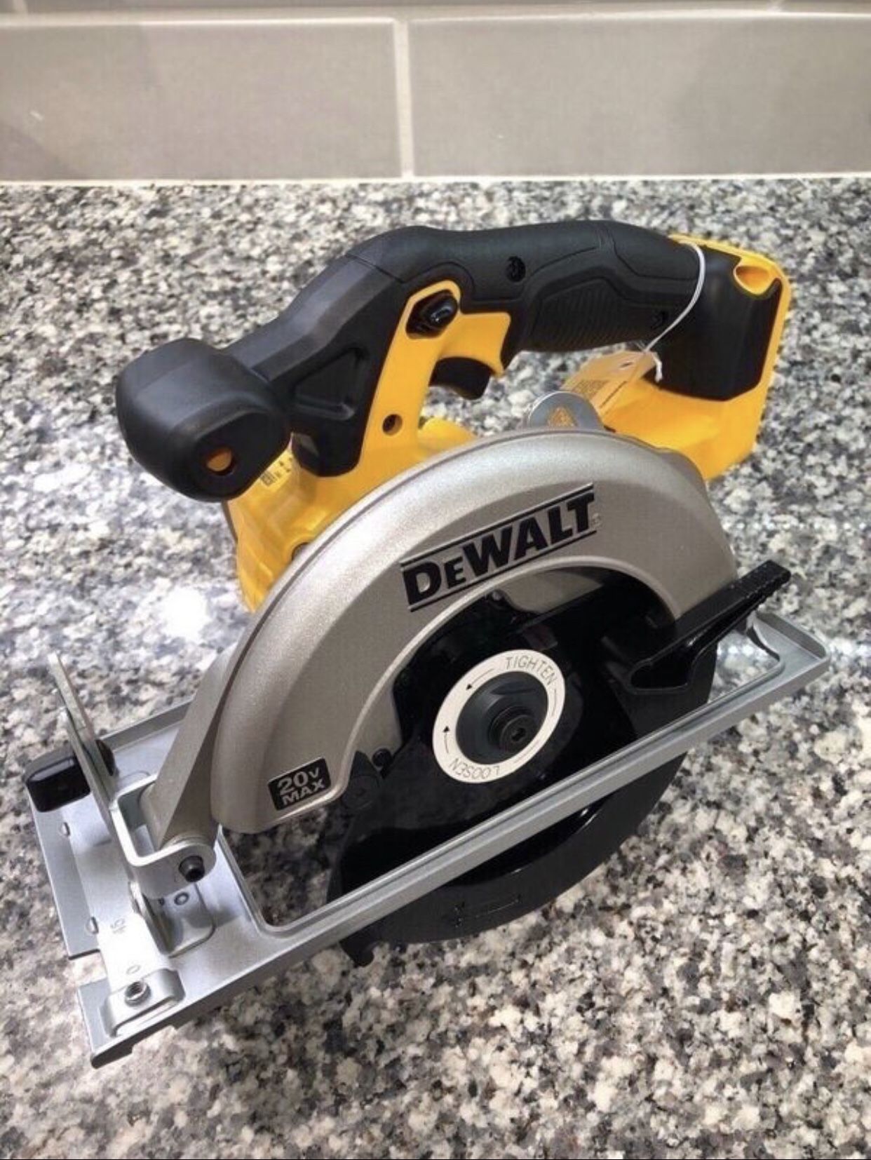 New Dewalt 20V MAX 6 1/2” Circular Saw, Tool Only