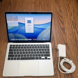 MacBook Air M1 2020/8GB RAM/256GB SSD/Low Battery Cylce/Like new 