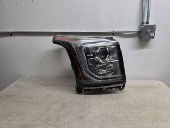 Right headlight gmc yukon 2015 2016 2017 2018 2019 2020