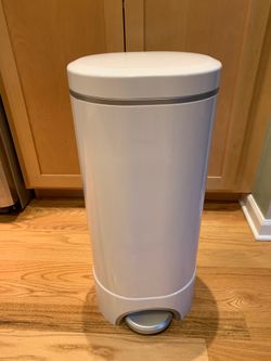 Diaper pail- munchkin