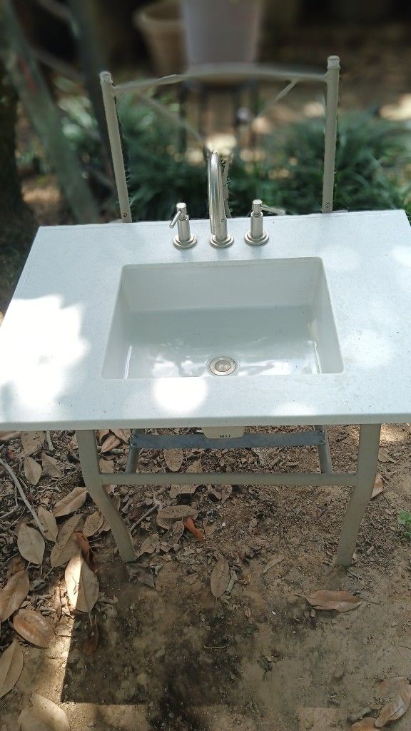 Vanity Top And Sink One Piece W Faucette.