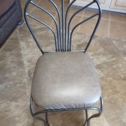 High Chair Metal  Very Good Condition Was $35. Reduced To $30 In Donna Inside The City Not Far From Old 83
