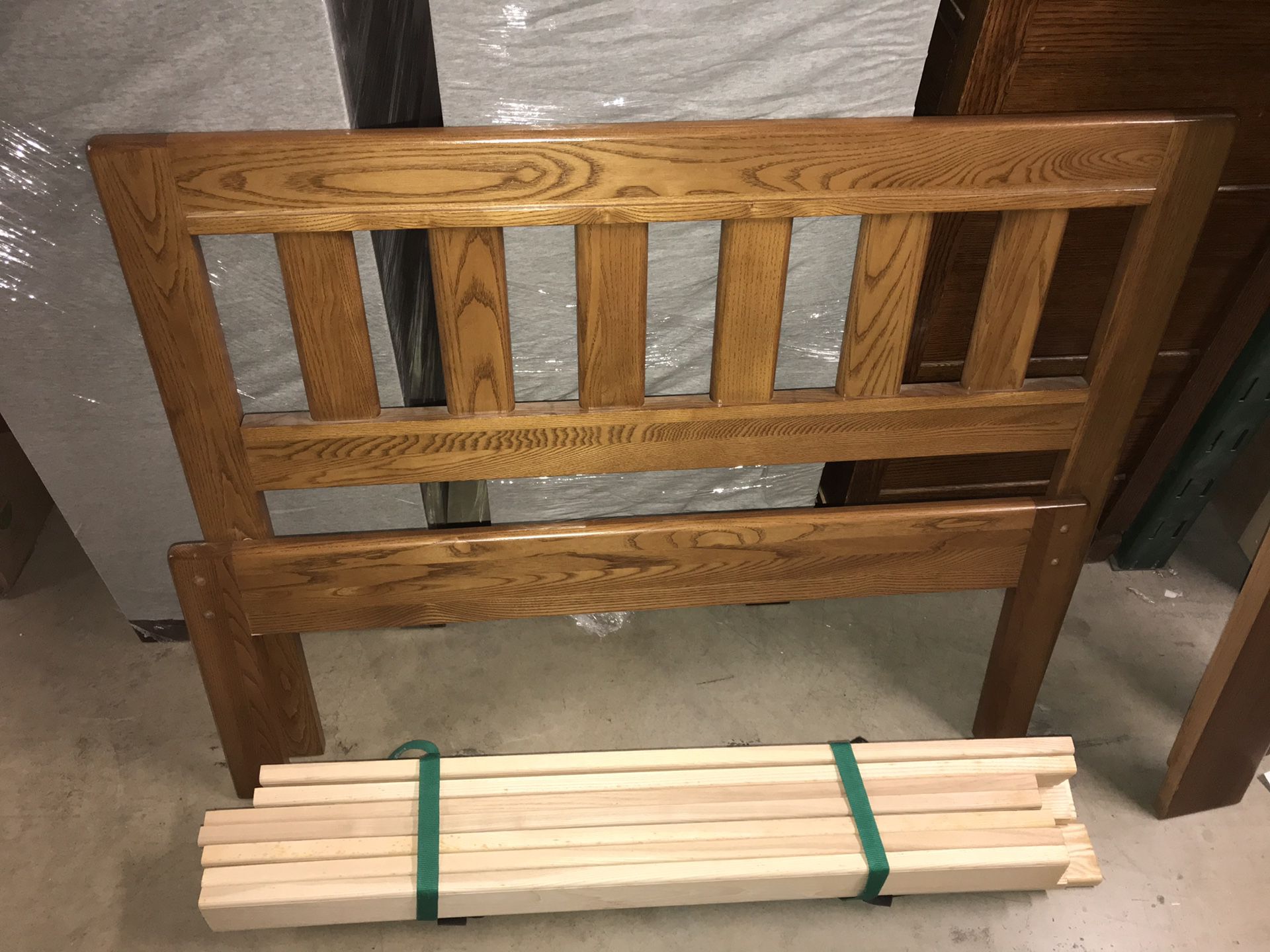 Twin size solid oak wood bed (NATURAL COLOR) Cama de tamaño individual madera solida de roble.