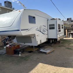 04 Keystone 5th Wheel Trailer 