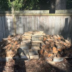 🔥 Premium Fresh-Cut & Split Firewood — Naturally Perfect for Seasoning! 🔥 