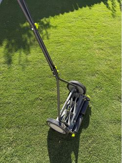 Fiskars push reel mower like new