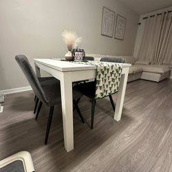 EXTENDABLE TABLE WITH CHAIRS