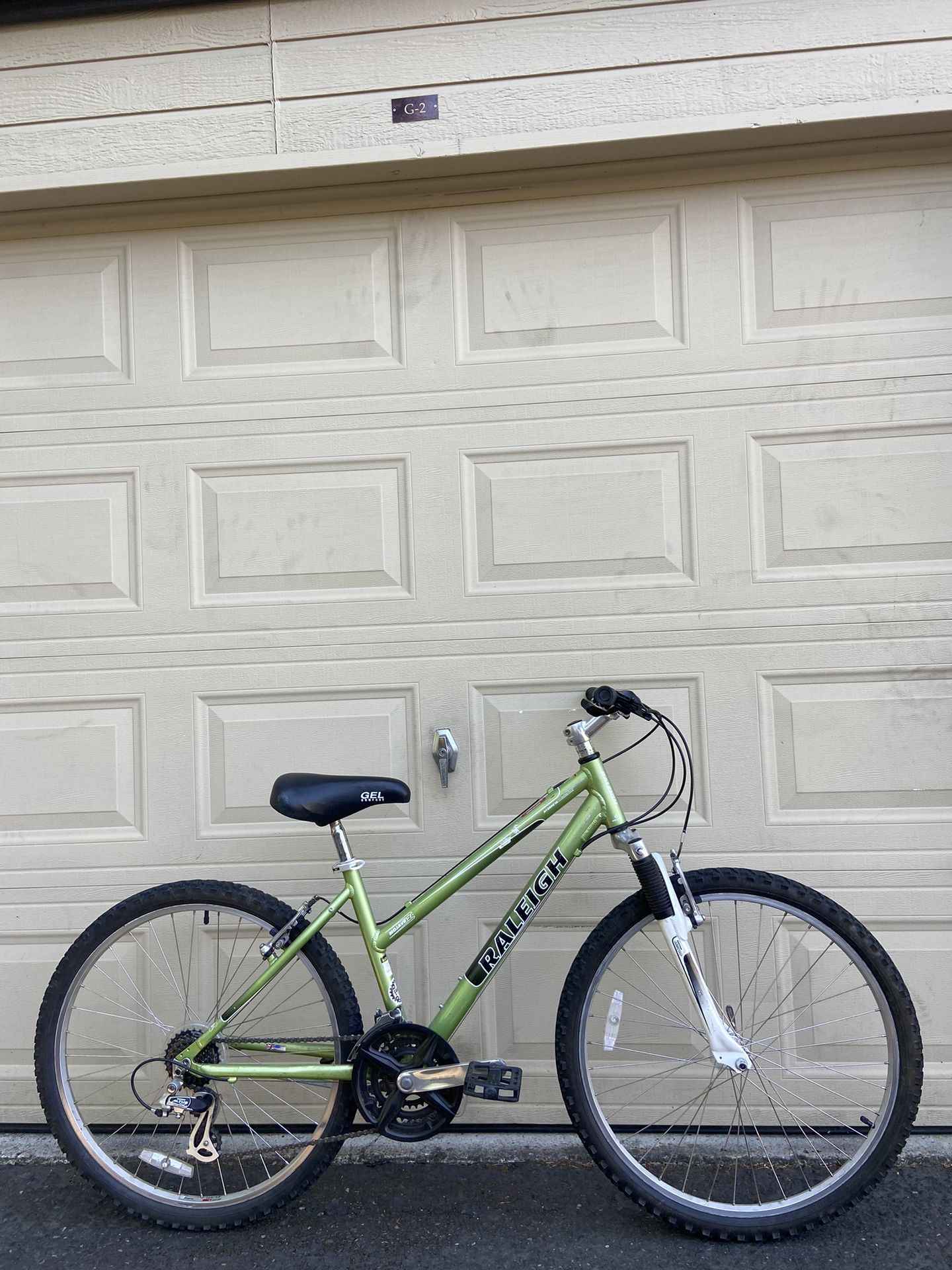 Raleigh Mojave 2.0 Women’s Mountain Bike – 16” Frame – 21-Speed – 26” Wheels - Bicycle