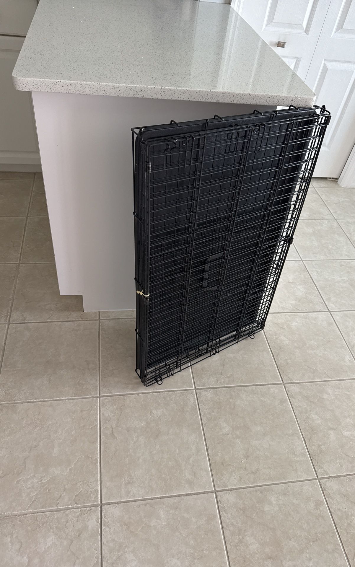 Like New Dog Crate 34”x22”x24”H Very Clean