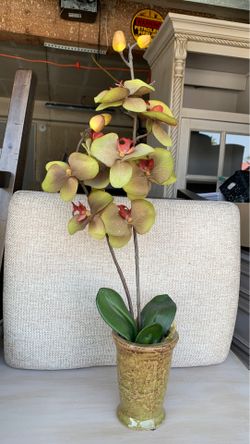 Beautiful artificial orchard decor.