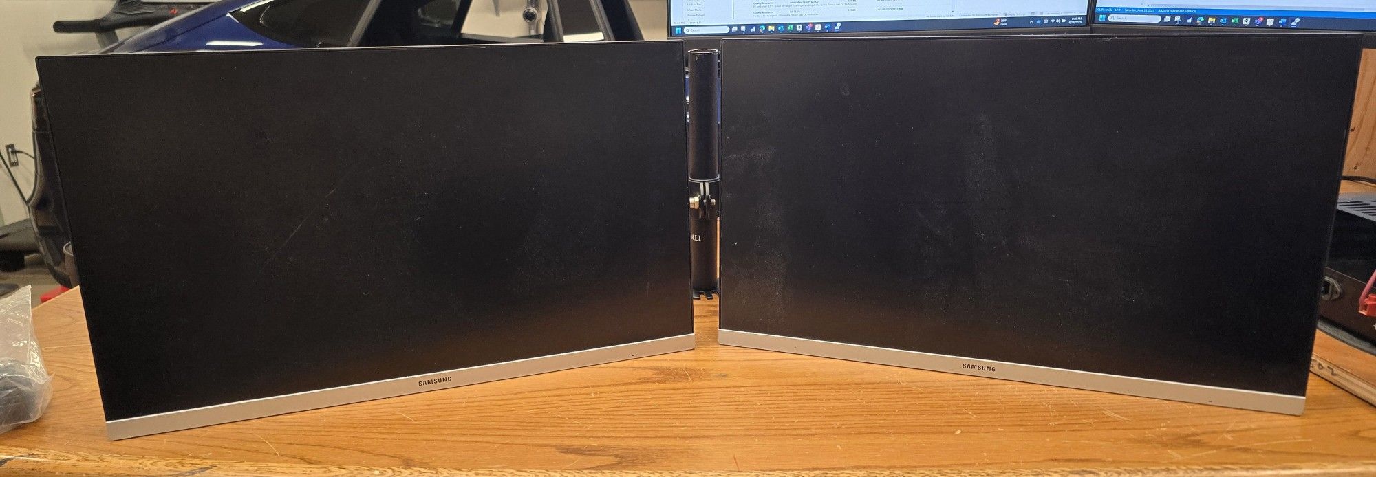 Two 24" Samaung Monitors Used Work Perfect On A Desktop Mount