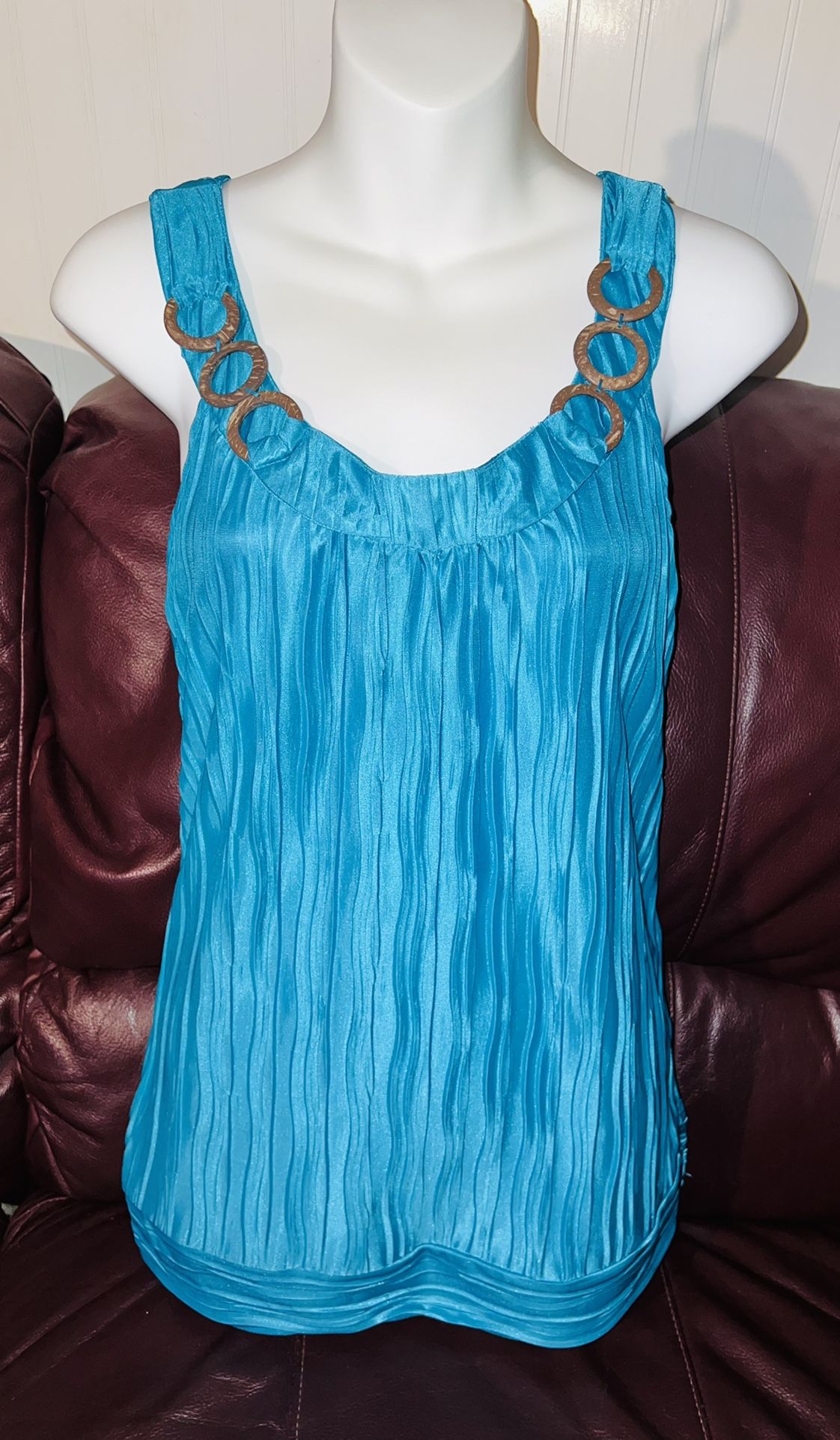 Very Nice Women Shirt Size (L) Very Good Condition Like New