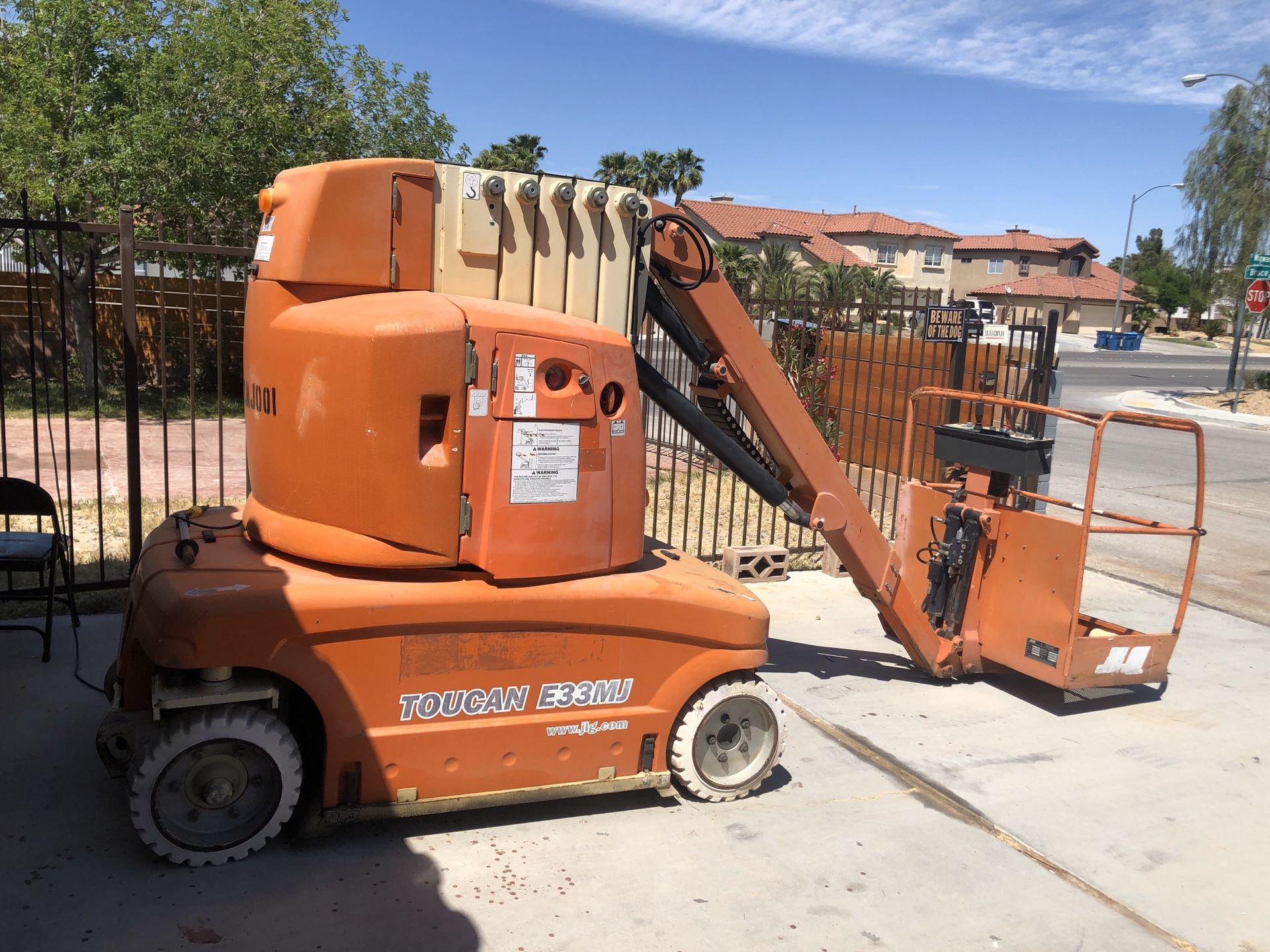 Jlg electric boom lift 2006 model low hours