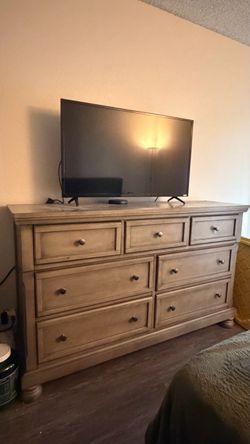 Ashley Furniture Lettner 7-Drawer Dresser - Very Good Condition - PICK UP ONLY