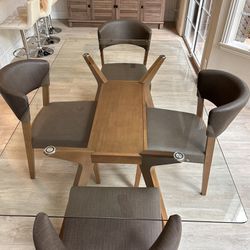 Dining Table / 4 Chairs 