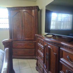 5 Piece Wynwood Cordoba bedroom set (Accepting Offers)