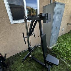 Chest Fly And Reverse Delt Machine