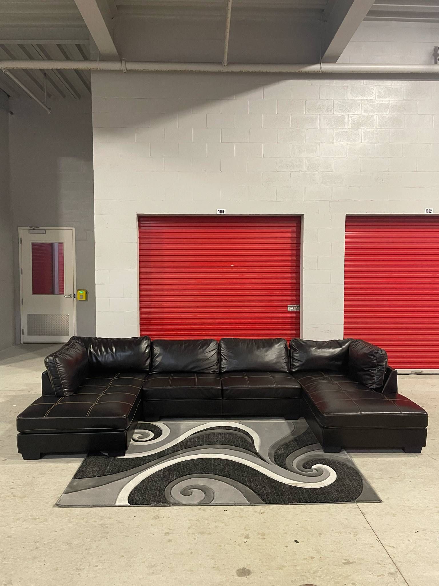 Like New Leather Sectional Couch CAN DELIVER🚚