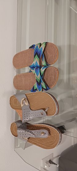 Sandalias $7. Cada par #42