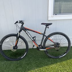 TREK MOUNTAIN BIKE