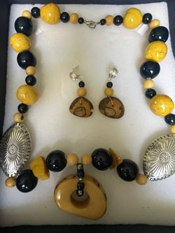 Yellow and Blue Pendant Necklace 