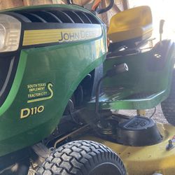 John Deere Riding Mower D110