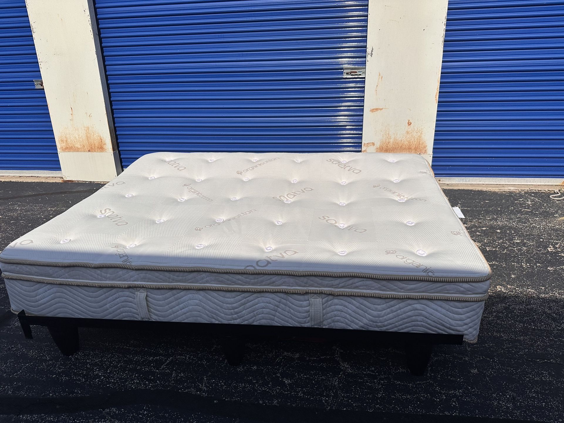 Saatva Latex Hybrid Mattress, Queen, good condition