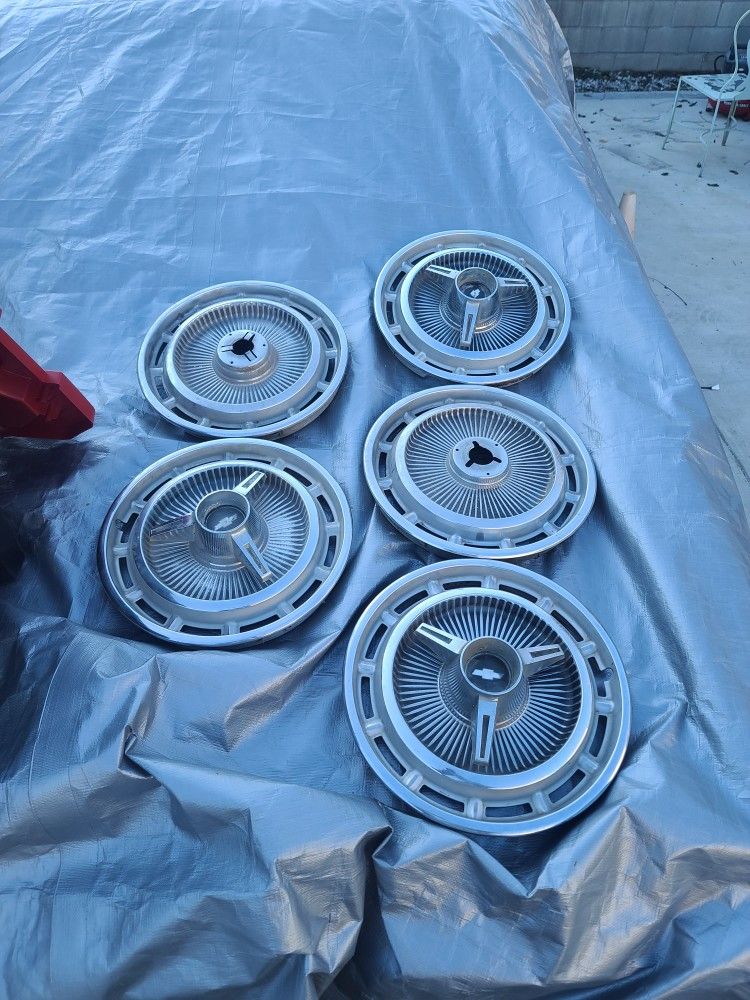 1965 Impala Or Caprice Or Other Hubcaps for Sale in Los Angeles, CA