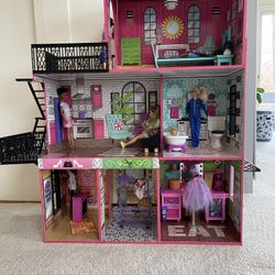 Big dollhouse for Barbies plus 7 Barbies Included