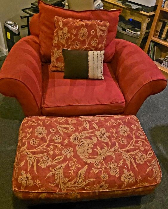 Unique Red Sofa Set Of Two/ Sillón Rojo con Reposapiés a Juego – Diseño Único .