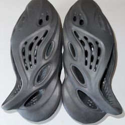 YEEZY FOAM RUNNER ONYX SIZE 9