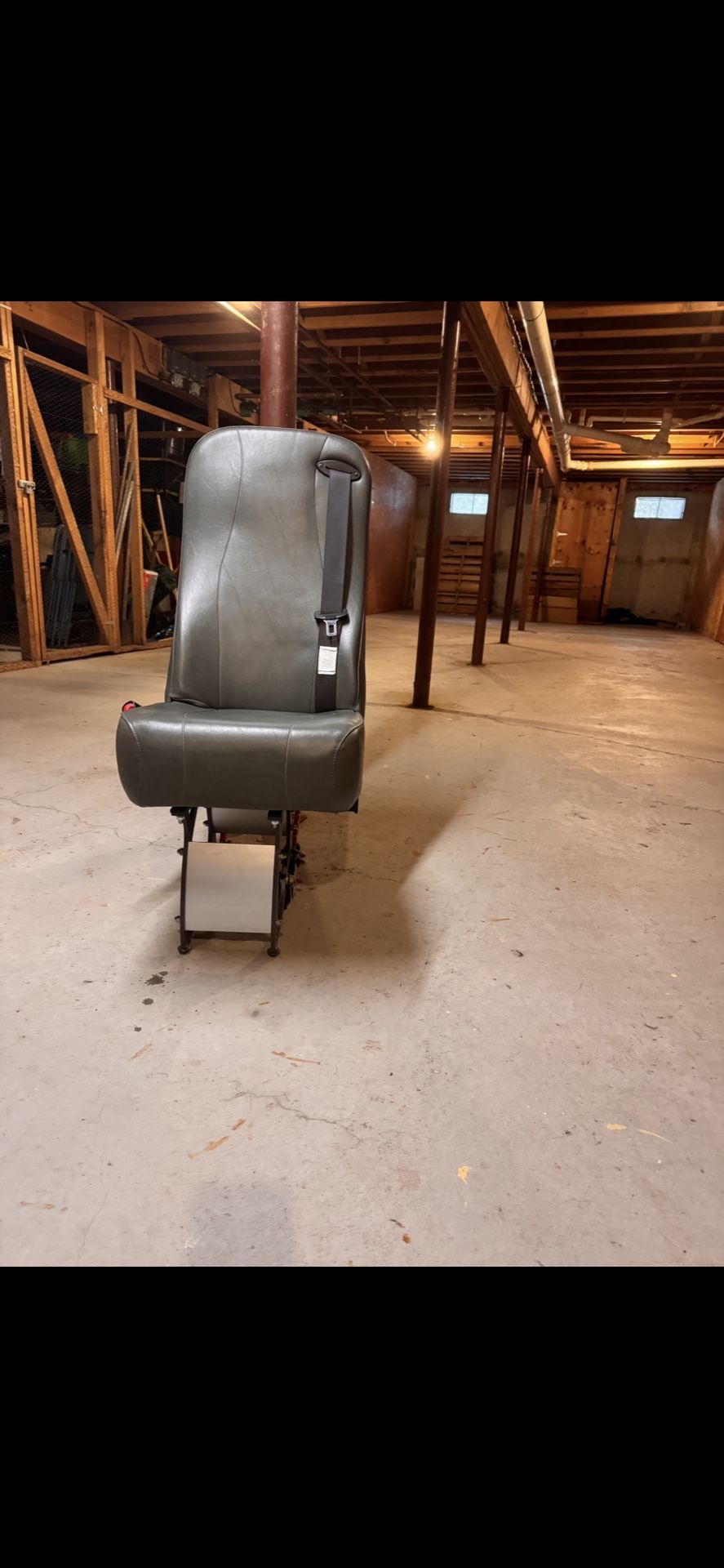 Driverge OE Smartfloor seat with a Smartleg base