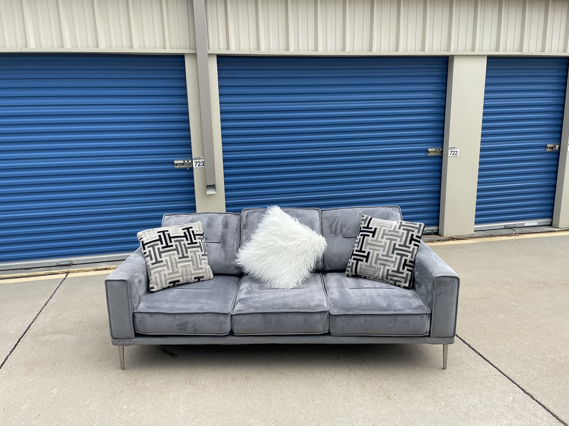 FREE DELIVERY 🚚🚛🚚 Beautiful MCM Blue Couch!!