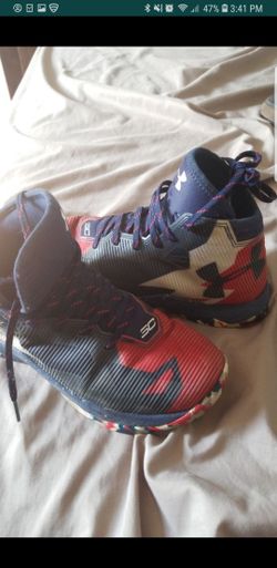 Size 6 boys under armour shoes