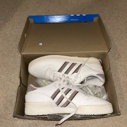 Adidas Originals Rivalry Low - BARELY WORN 