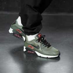 Mens Nike Air Max 90 Essential Size 9.5 Medium Olive Black Orange Ultra Rare