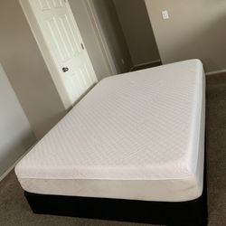 QUEEN TEMPURPEDIC MATTRESS AND FREE BOX SPRING